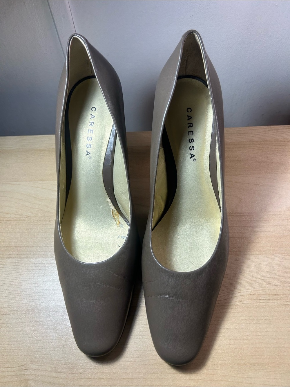 Caresa Women's Classic Leather Pumps